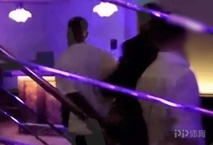 酒吧齐达内?太阳报:因涉嫌在酒吧用头撞人 伊万-托尼被逮捕