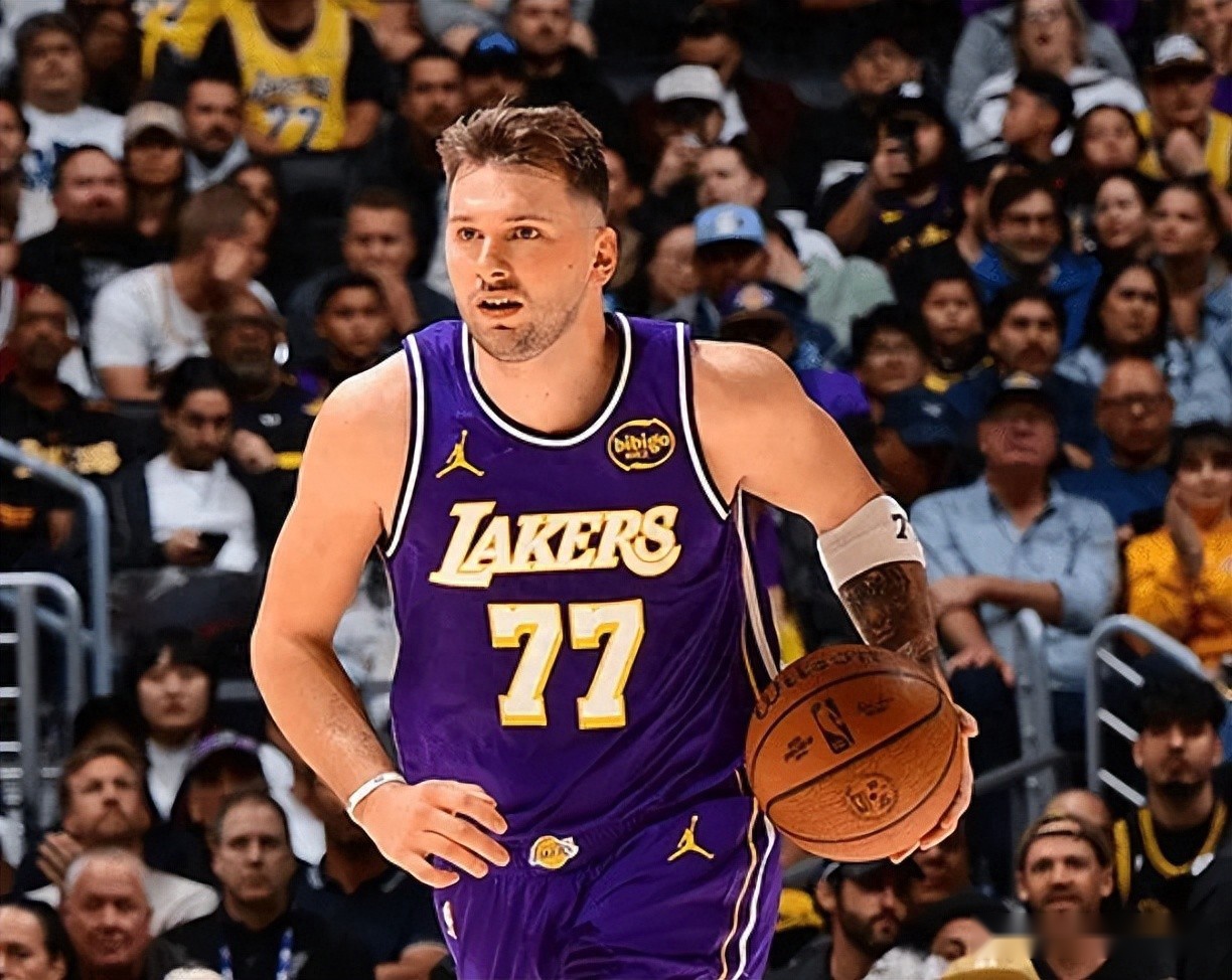 湖人惨败马刺！东契奇斯玛特轰61分，里弗斯崩盘，防守太垮了！