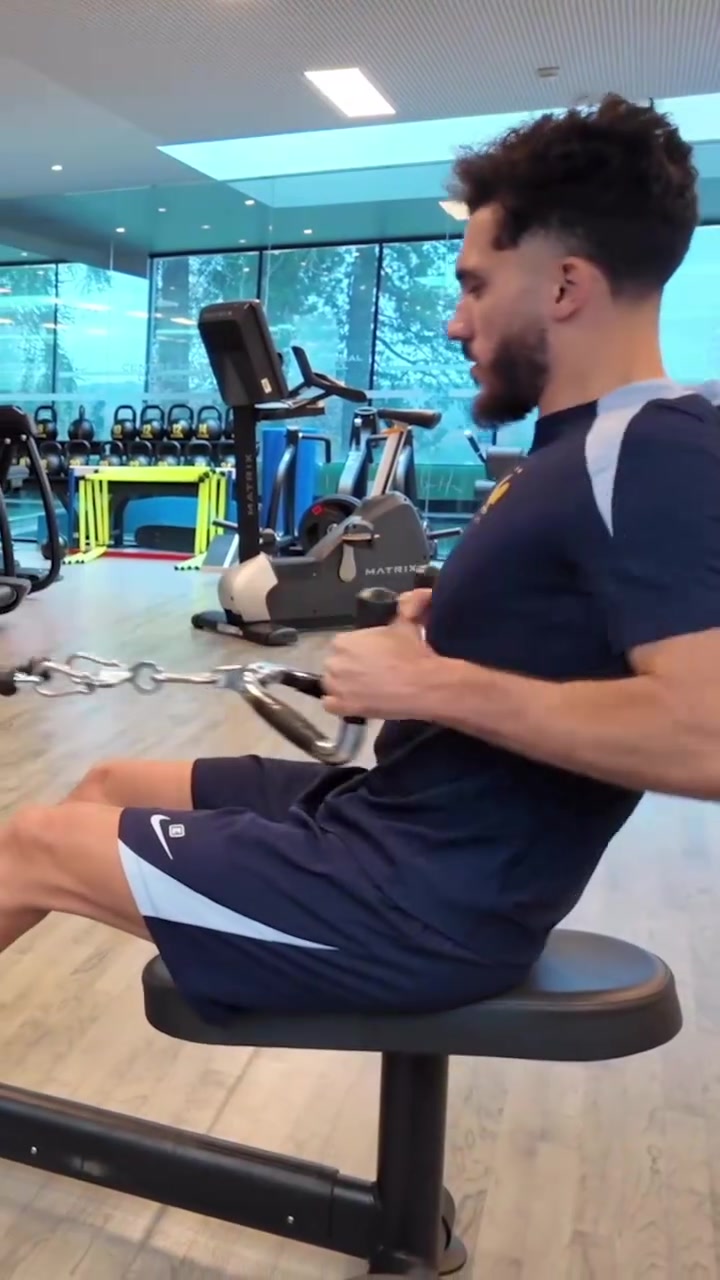 感觉瘦了切尔基的国家队健身房训练