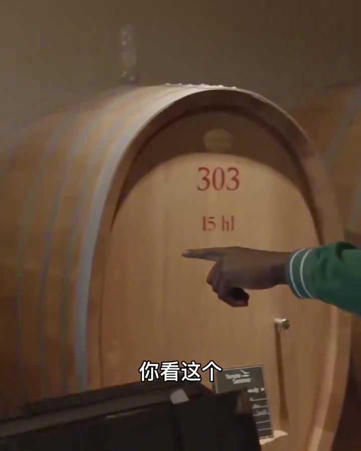 吉米和好友去酒庄 不忘给库里带一桶给30号 我的控球后卫