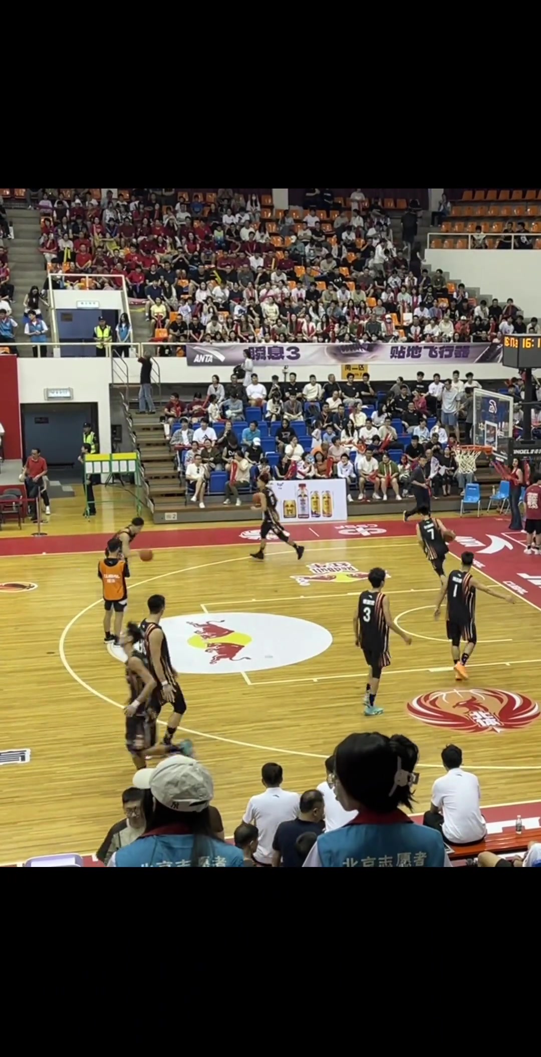 人均都能扣华侨大学男篮赛前热身每个人嘎嘎扣篮