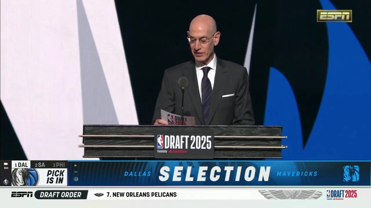 无悬念美国之子弗拉格当选状元上台与萧华握手