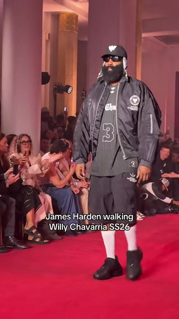 哈登现身巴黎走秀 看着挺酷但走起来怎么憨憨的