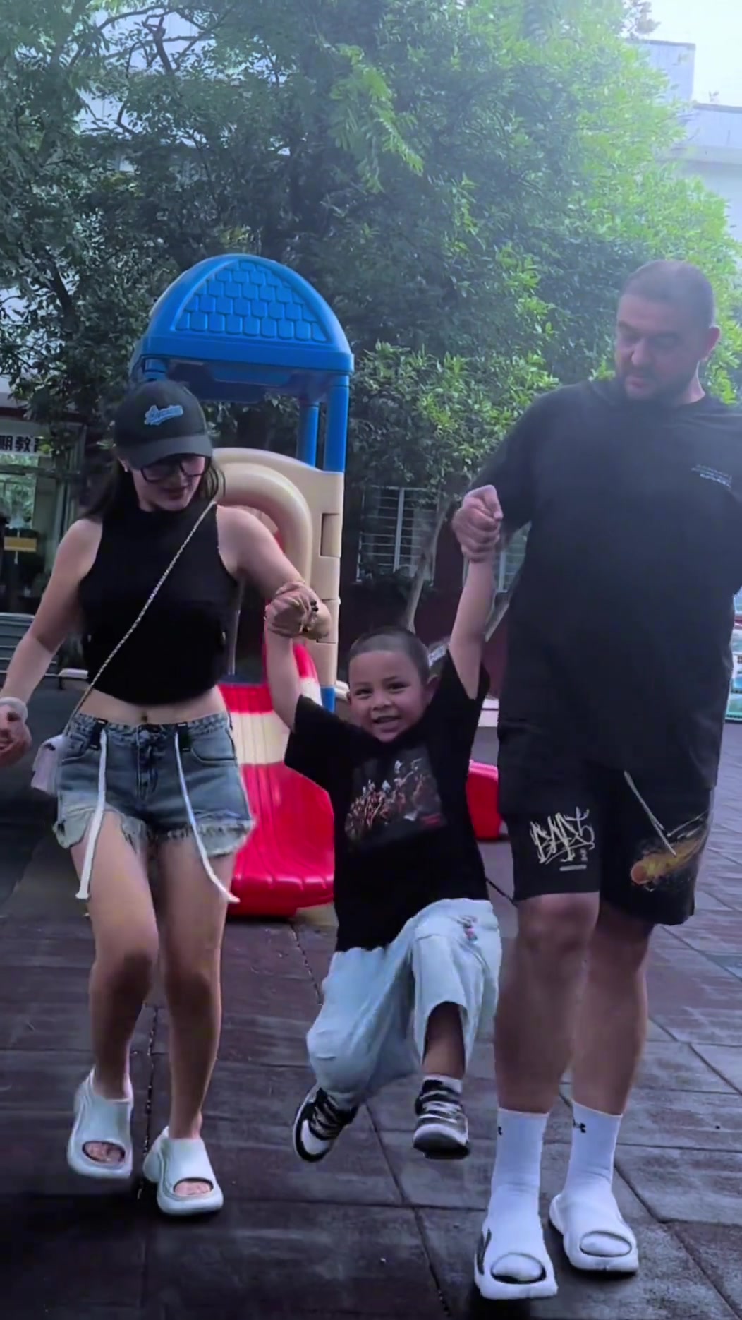 嫂子身材可以啊西热夫妻晒带娃视频 击碎离婚谣言