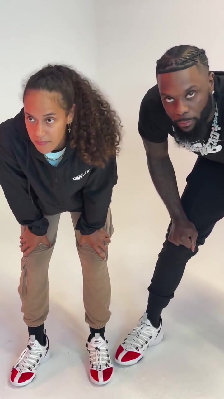 师弟会玩第一詹吹史蒂芬森连女球员都不放过