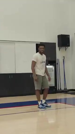 布朗尼和老爸一样练习飞奔暴扣各种姿势不在话下