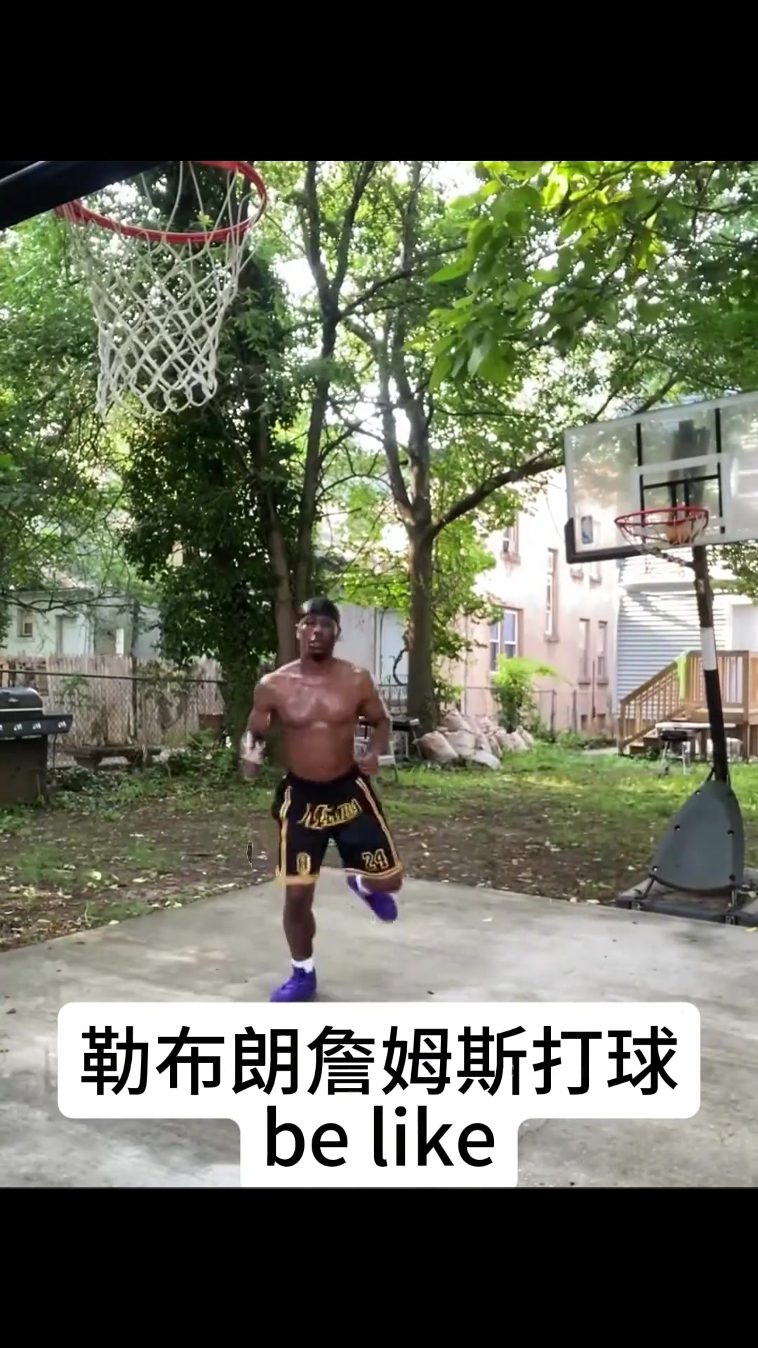 据说他靠模仿詹姆斯已经开上跑车啦