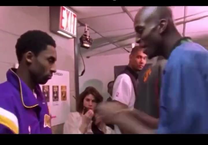 科比首次进全明星和加内特玩得很开心邓肯则在一旁呆呆的