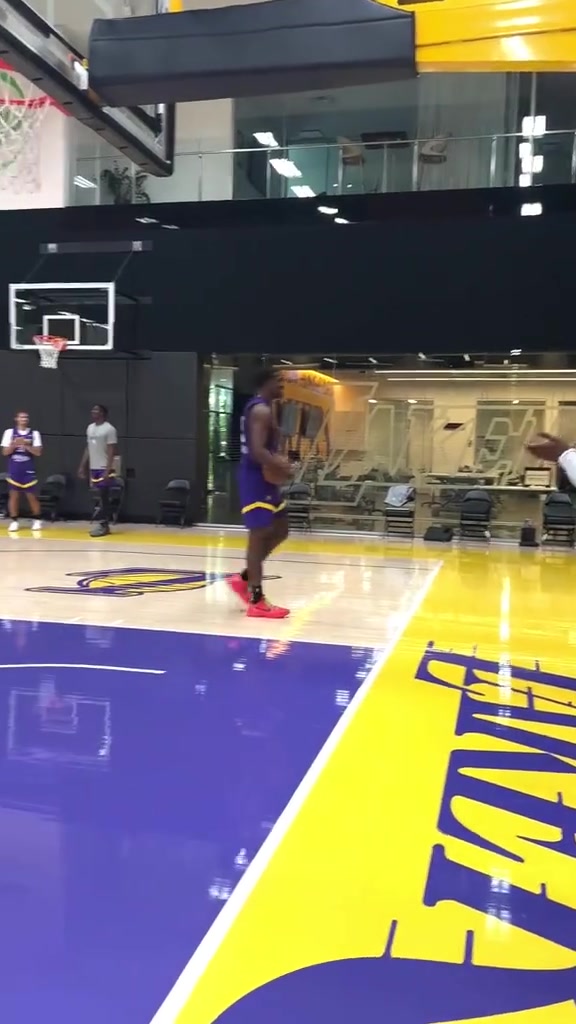 布朗尼暴扣震惊克内克特