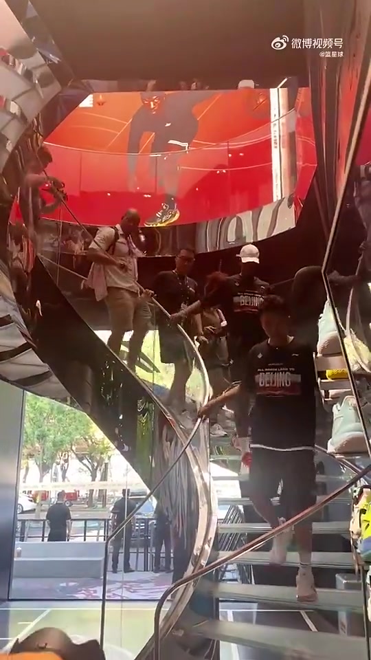 笑死巴特勒此前中国行体验快捷支付一脸懵逼我的钱怎么没了