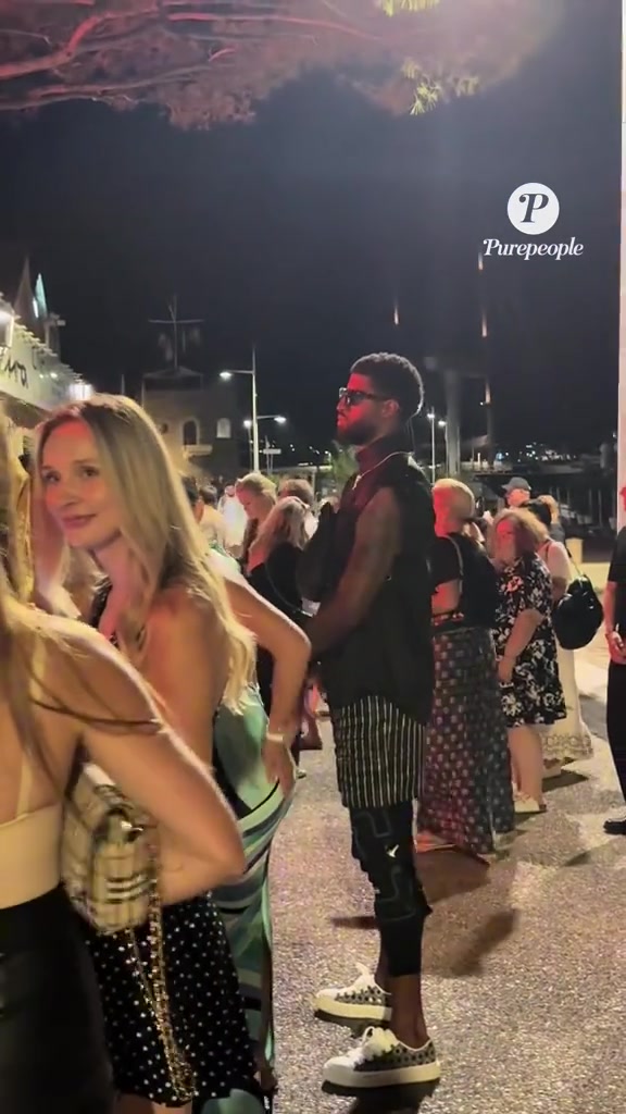 娇妻陪伴乔治和老婆现身法国度假 腿上还绑着护具呢