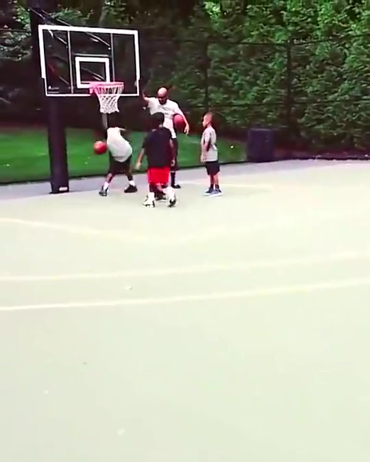 年幼布朗尼暴虐小朋友当年的詹姆斯不能让他暴打小朋友了