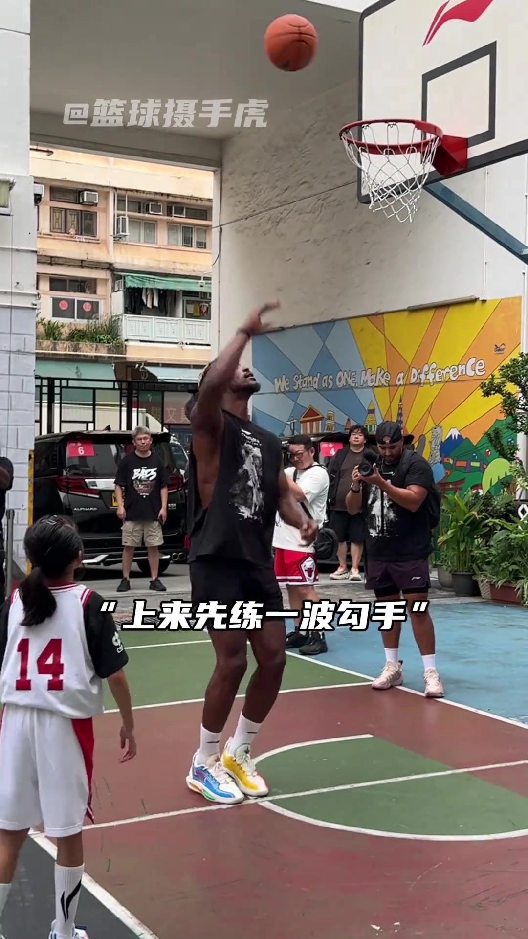 巴特勒中国行进入狂嗨模式就是这邪恶双马尾像奥特之母