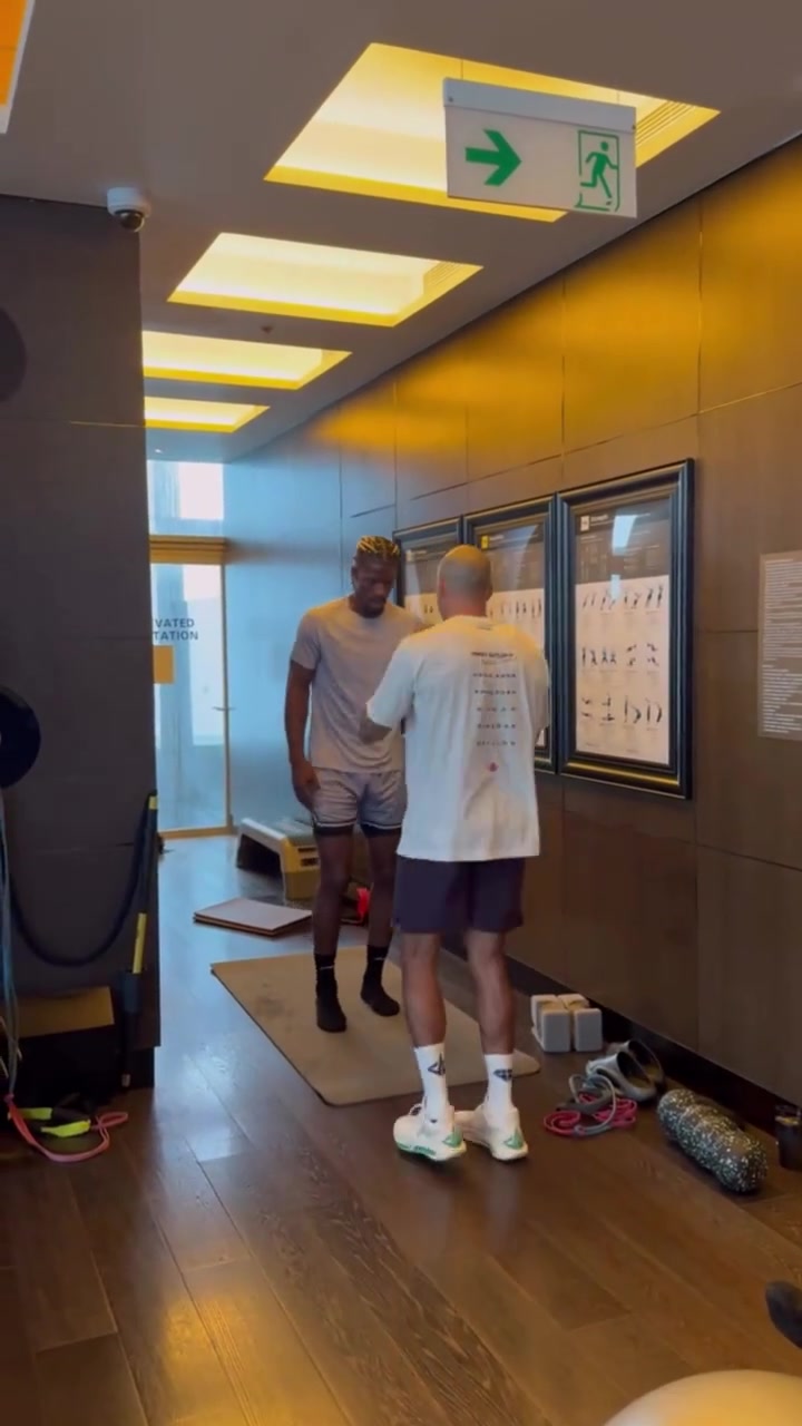 这就是NBA球员吗巴特勒中国行期间不忘每天在酒店健身