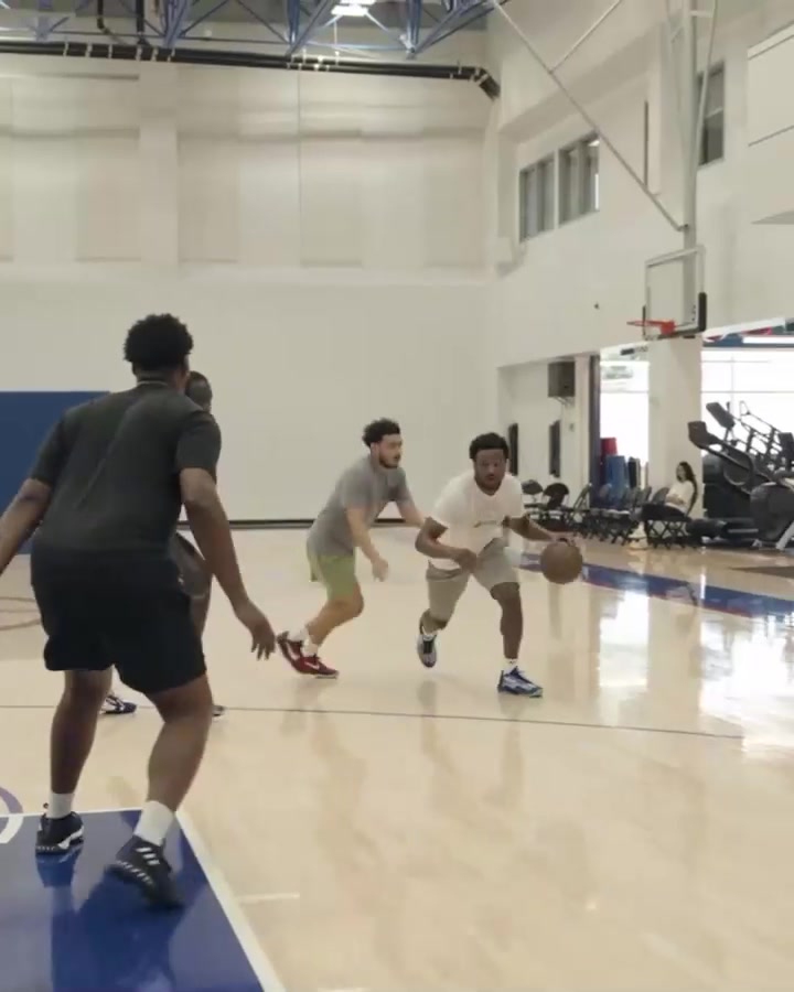 迫切想进步布朗尼和马卢阿奇积极训练挡拆后跳投进攻