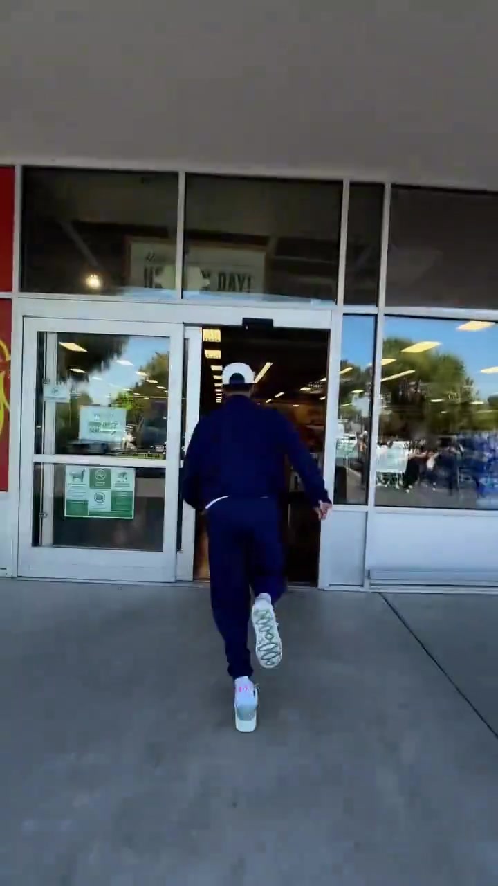 当超市上架库里的drinkplezi饮料快40岁的人了 和小孩子一样