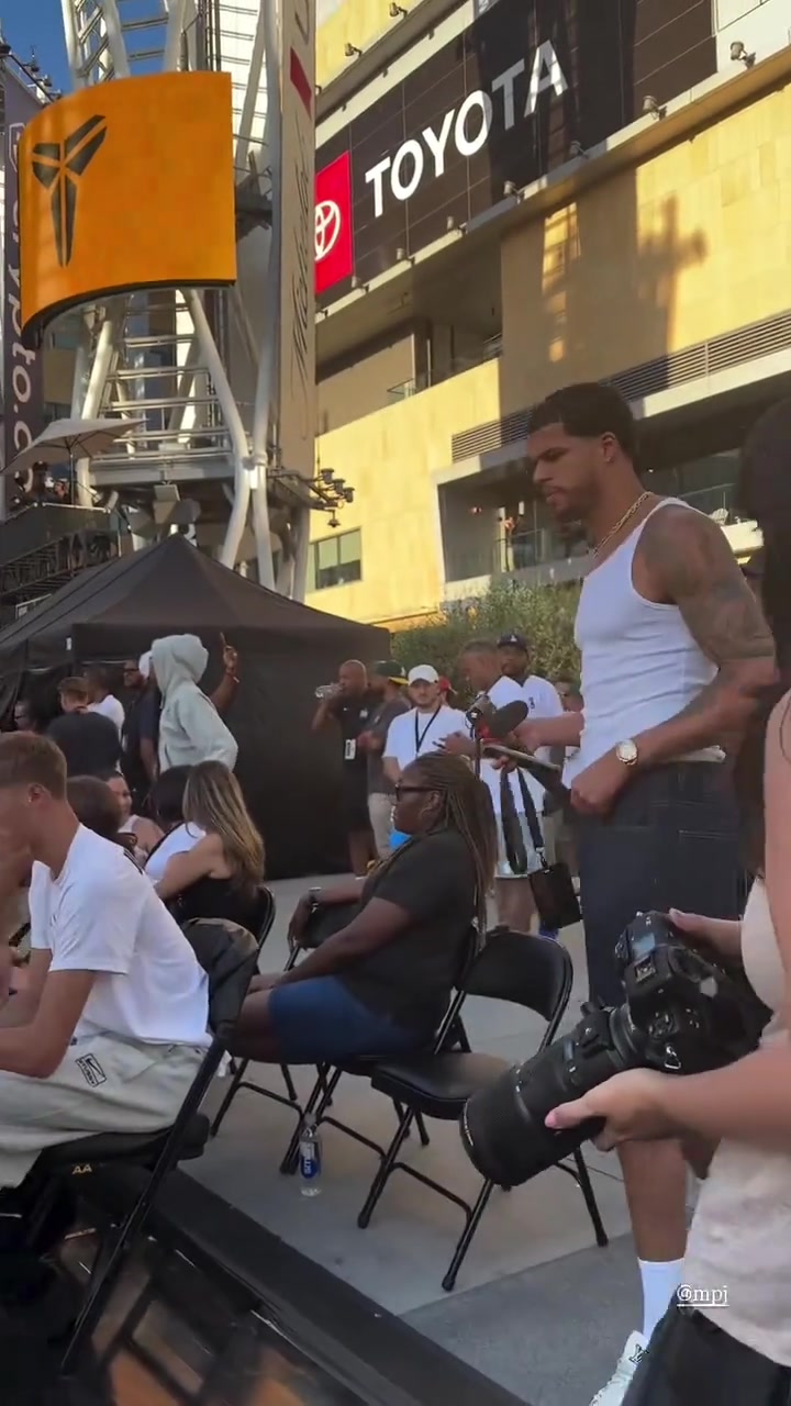 瓦妮莎佩林卡小波特观看科比曼巴联盟邀请赛