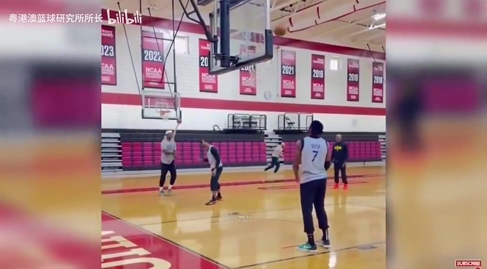 巴特勒抹着抹着就进去了勇士队此前的队内单挑环节