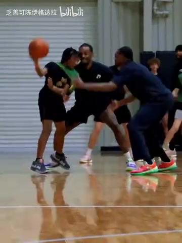 扣篮也很潇洒福克斯参加青少年训练营展示大风车扣篮