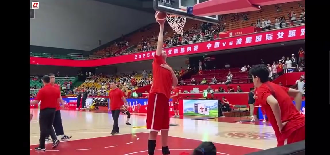 惊人热身方式全球独一份2米26女巨人张子宇竟如此离谱热身