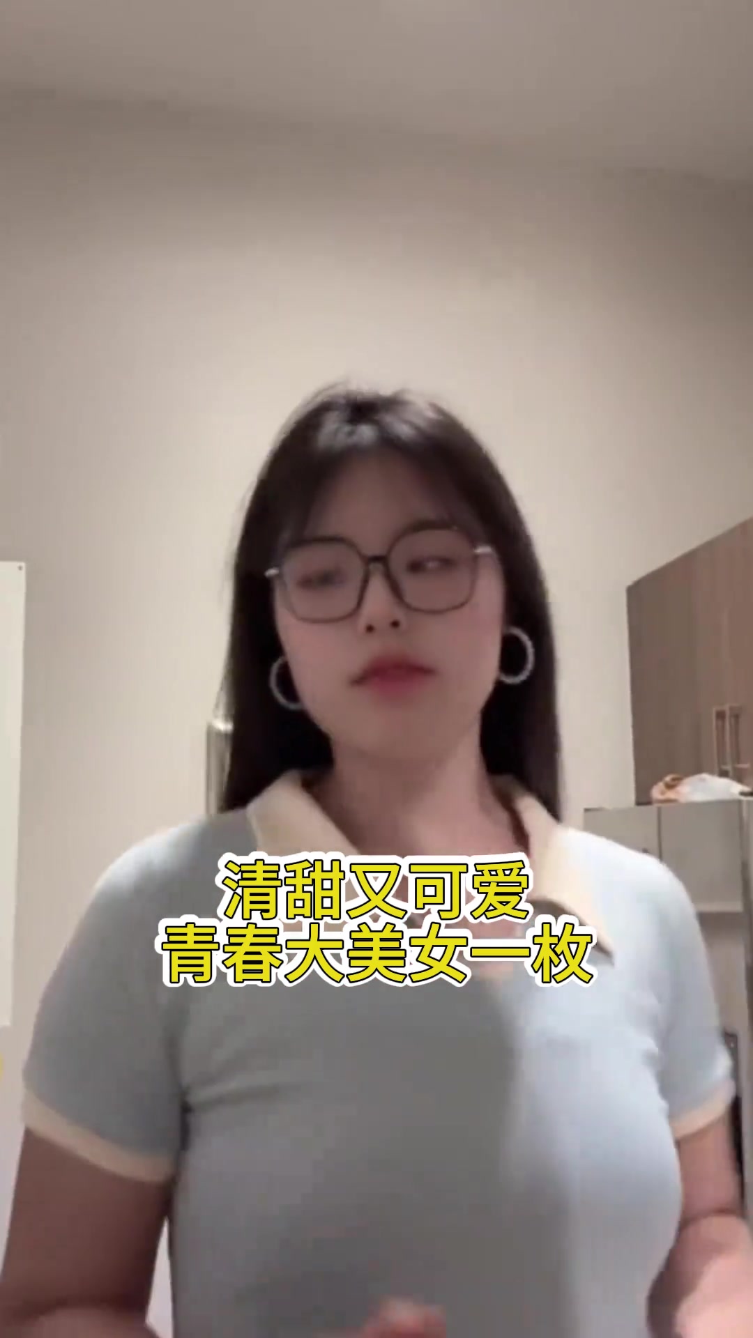 真漂亮李月汝身穿吊带裙亮相与队友玩纸牌高贵又随性