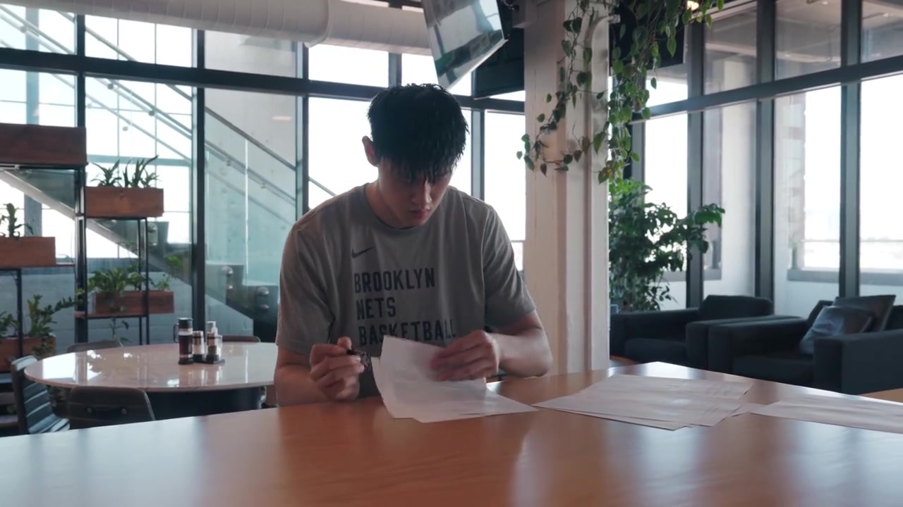 逐梦NBA曾凡博正式与篮网签下合同的瞬间小曾一脸平静啊