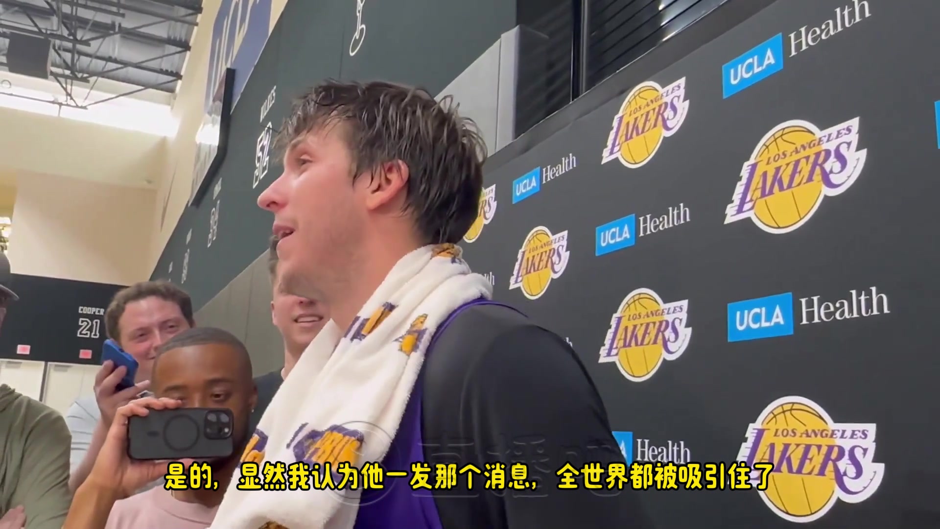 里夫斯大家都被老詹那消息吸引了都以为他要退役幸好他没有