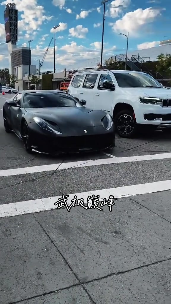 摊牌了新赛季首战布朗尼开法拉利抵达球馆