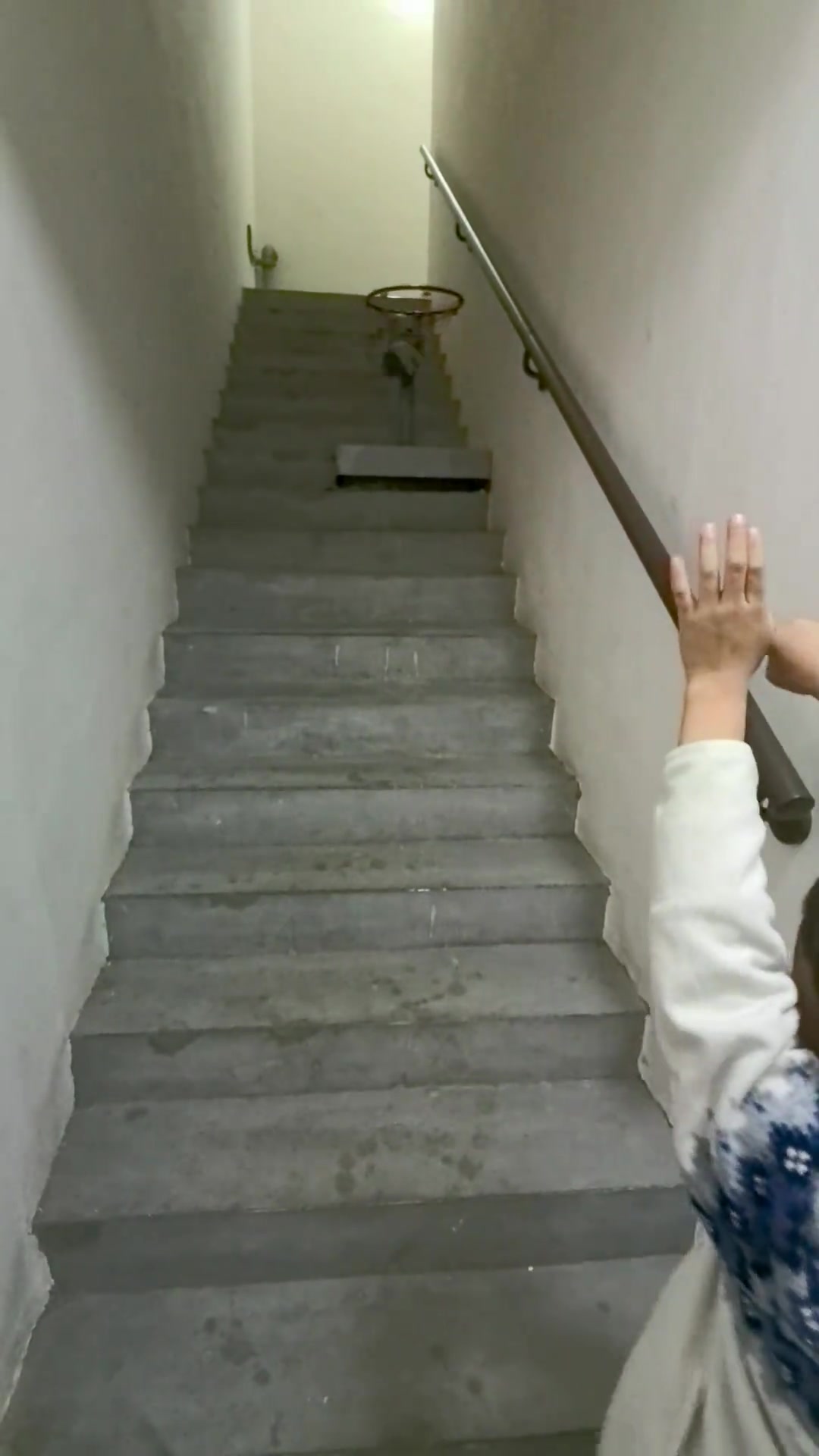 小弟弟楼梯间苦练投篮 不懂就问这会吵到邻居吗