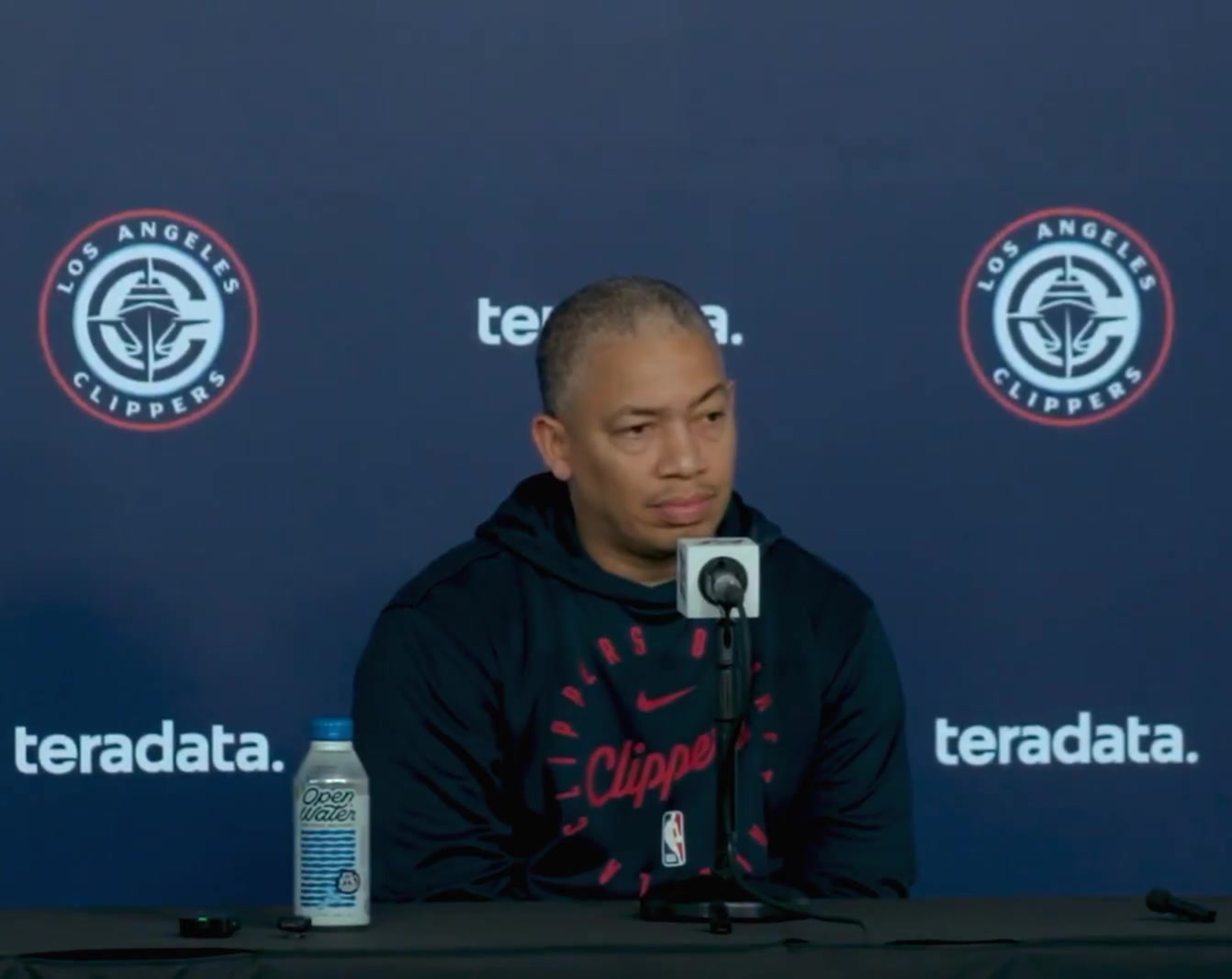 还在试验阵容泰伦卢回应记者提问比尔是我们的首发球员