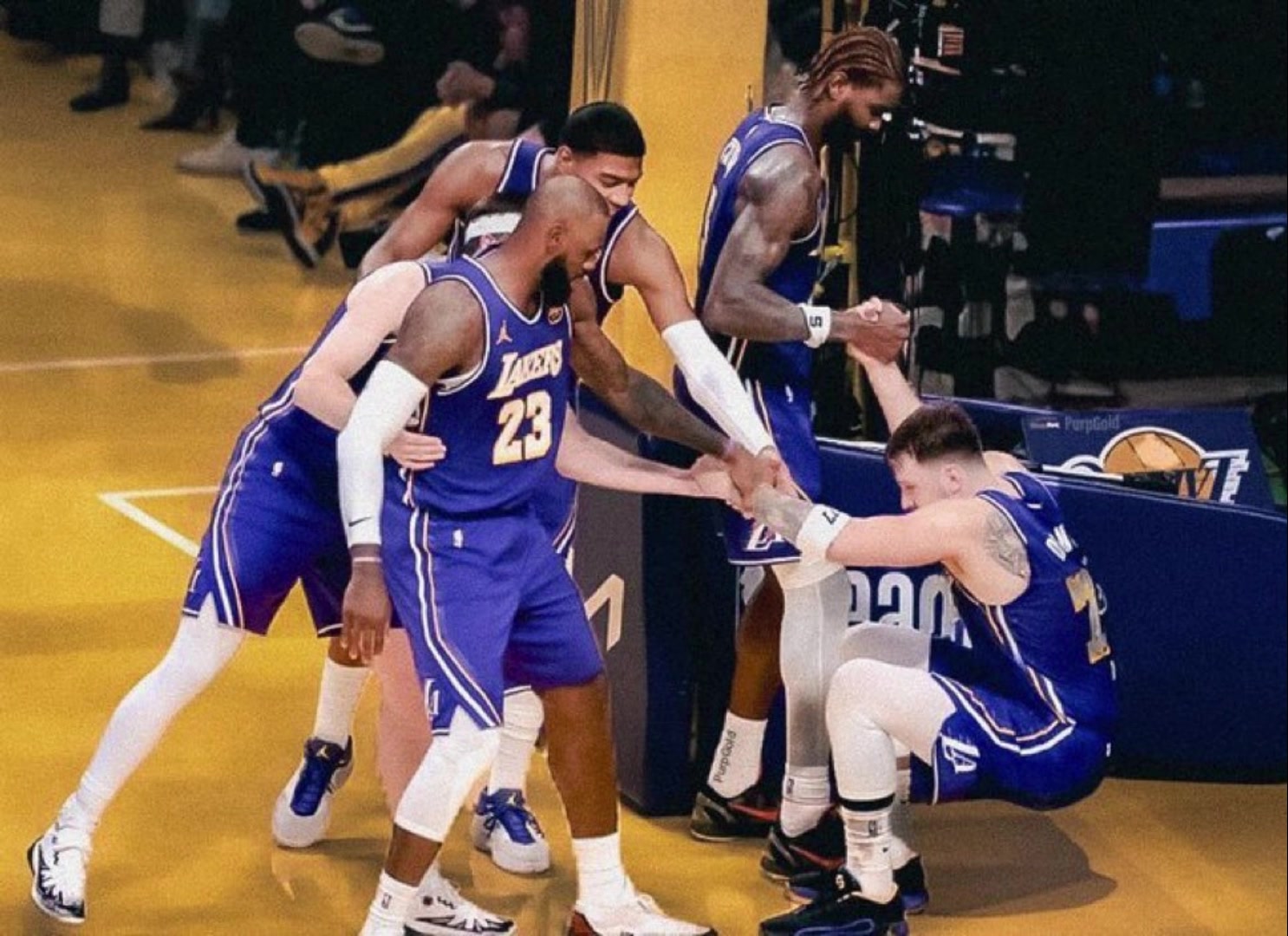 这就是老大地位东契奇摔倒球队另外四人一起过来将其拉起