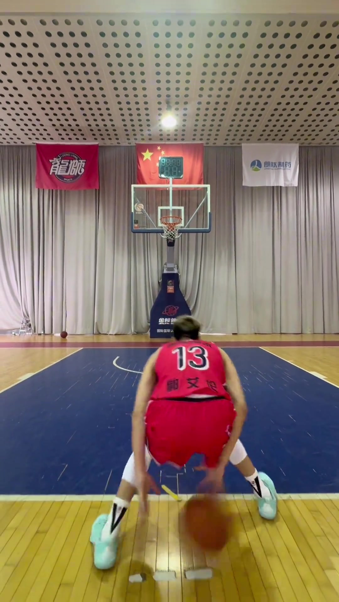 这运球基本功没得说郭艾伦晒视频第16个赛季给自己加油