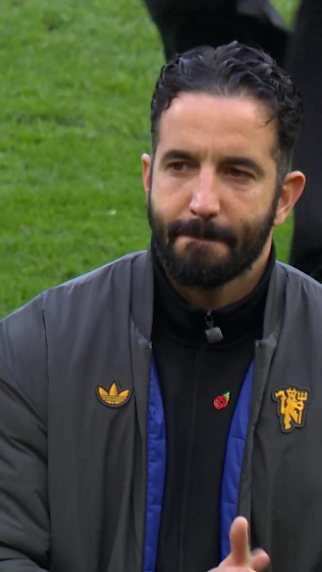 走在正确的道路赛后曼联全队谢场时球迷给与掌声鼓励