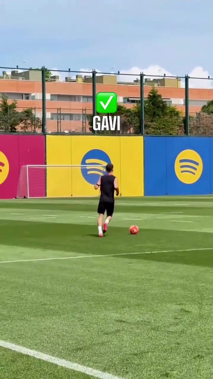 天气真好啊此前巴萨队内的停高空球挑战莱万真潇洒啊