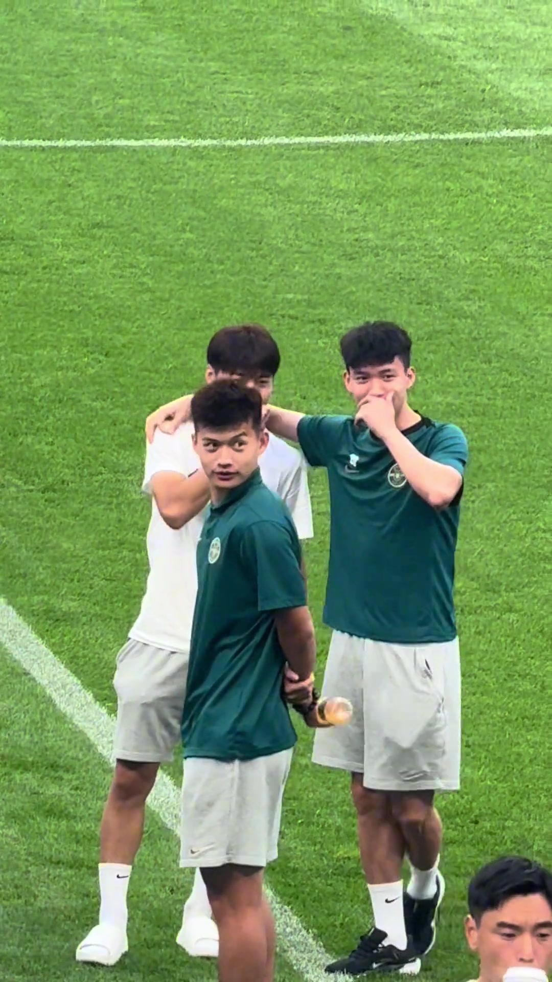 都挺帅啊大连太子毛伟杰和浙江太子王钰栋同框