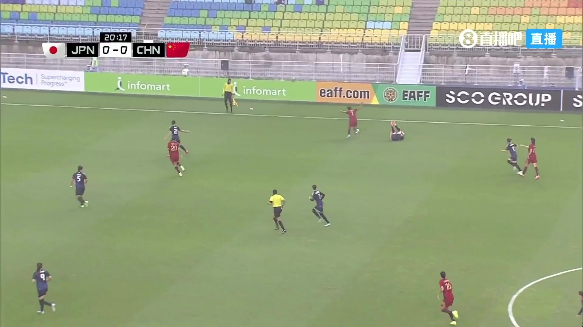 漂亮王霜前场连续抗开两名对手单骑闯关可惜打门稍偏