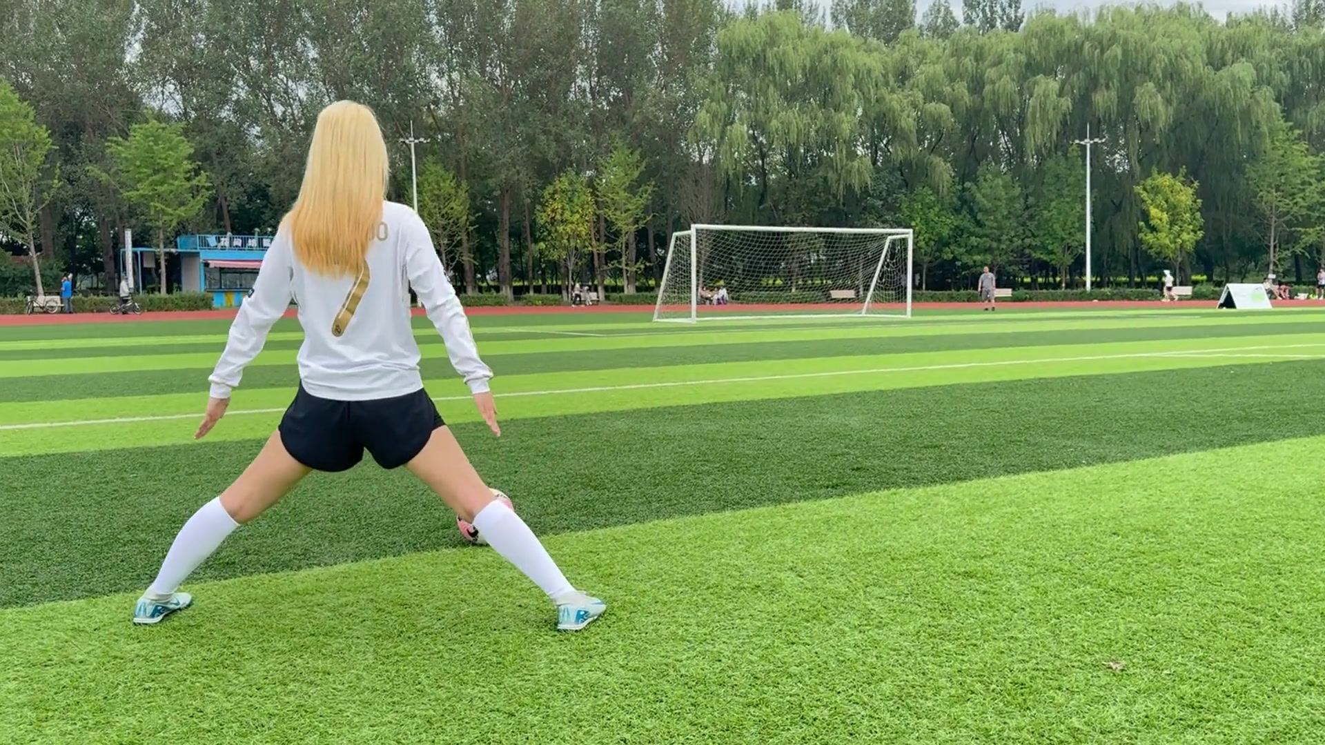 人靓脚法赞️小姐姐模仿C罗标志性SIU和站姿