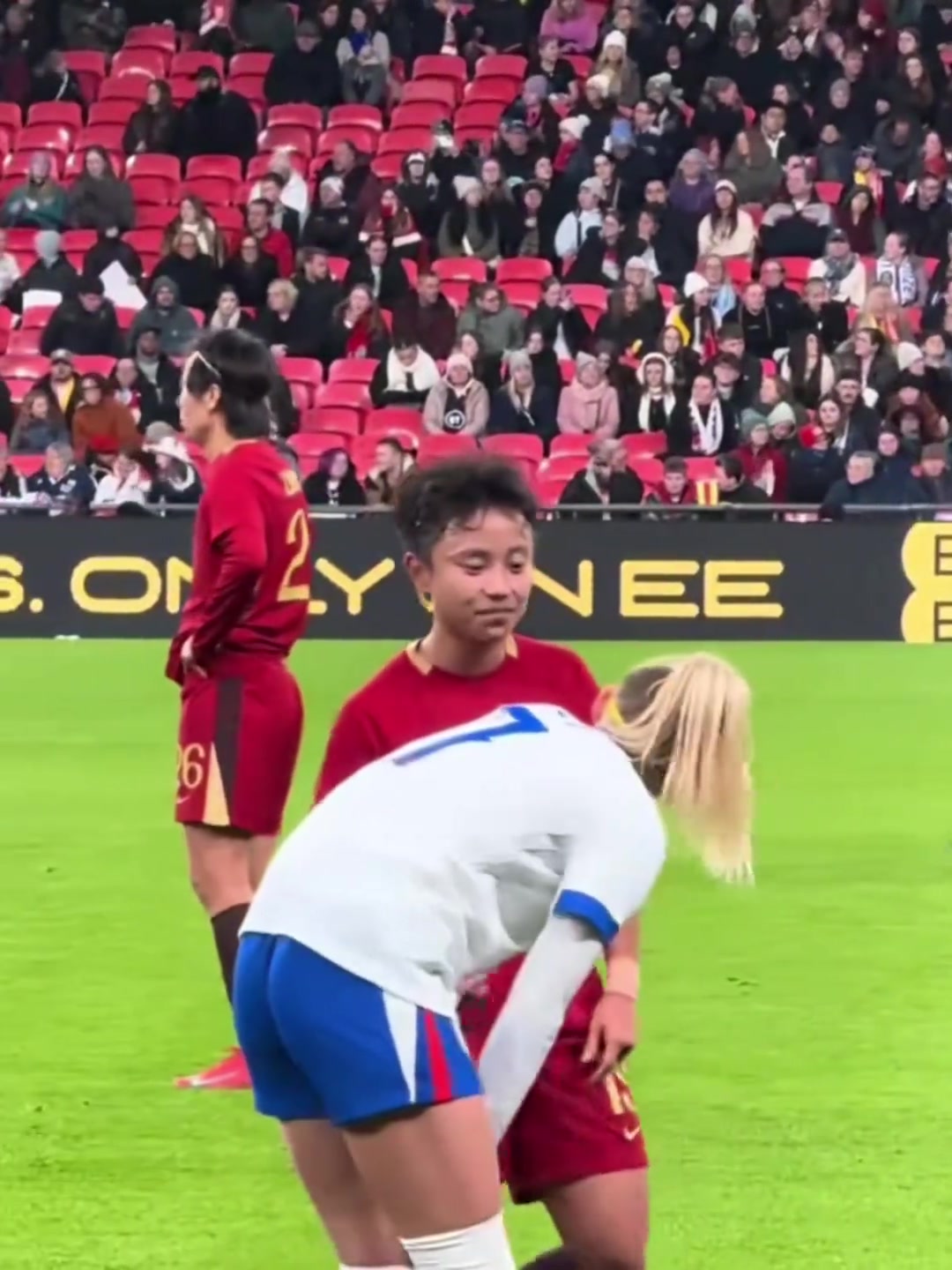 友谊第一张林艳与凯莉在比赛暂停时相谈甚欢