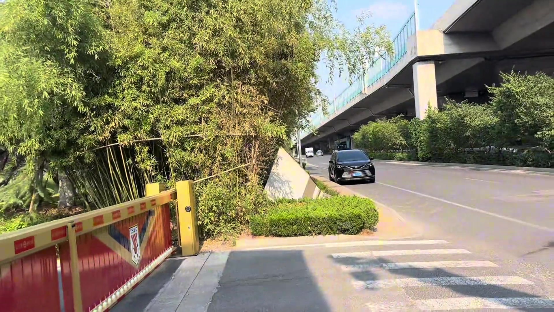 泰山队赛前训练直击踱步的崔康熙轻松的氛围一切场上见