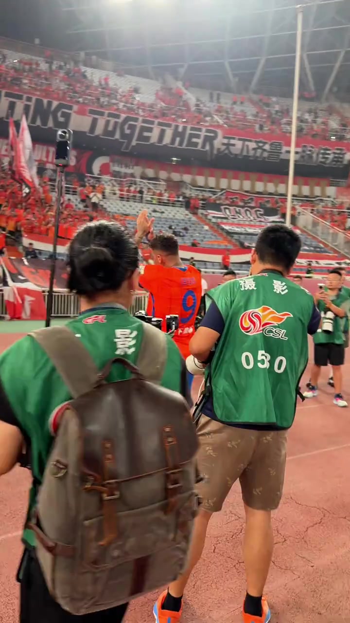 太燃了克雷桑梅开二度赛后谢场享受球迷的克雷桑之歌