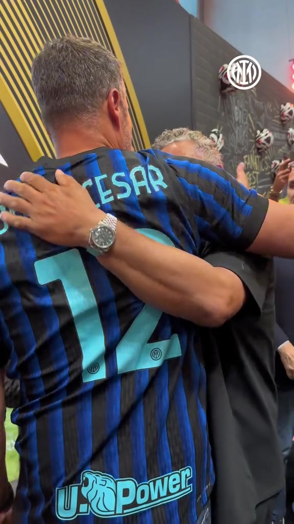 蓝黑色的纽带两位国米老男孩拥抱攀谈