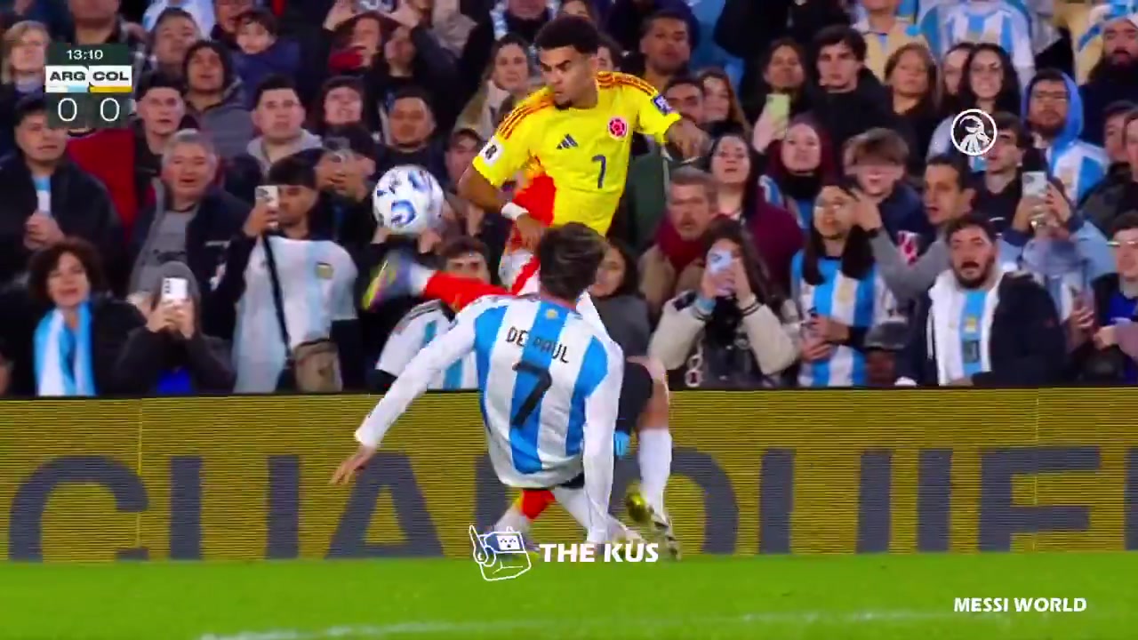 无敌了迪亚斯脚后跟磕球过人戏耍德保罗