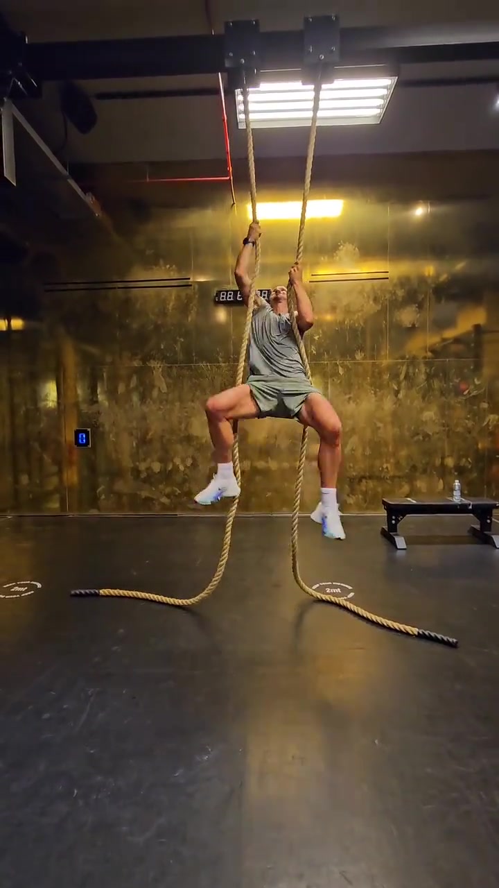 上帝的攀爬伊布晒出自己的健身视频这臂力是真猛
