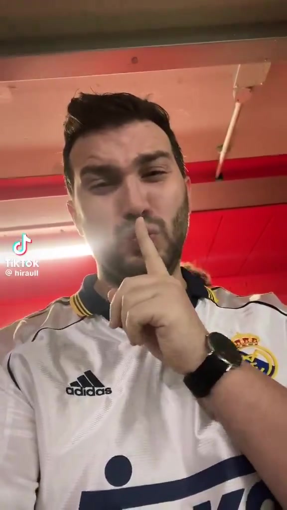 脑瓜子嗡嗡的响皇马球迷在安菲尔德深深受震撼