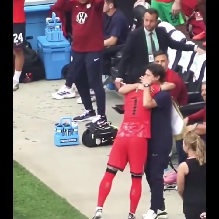 往昔岁月如诗画美韩热身赛孙兴慜队长与波切蒂诺相拥致意