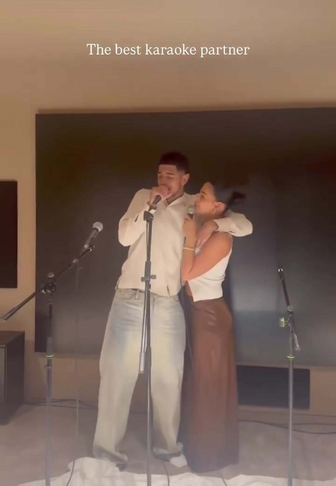 般配贝林厄姆迎22岁生日和女友一起唱歌庆生