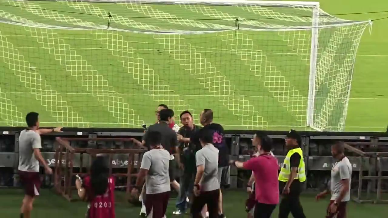 太狠了美女记者许玥在上海德比冲突时被划破下嘴唇内侧