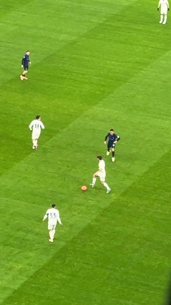 引现场球迷惊呼实拍帕斯精彩晃动转身让老大哥劳塔罗滑倒