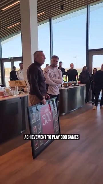 300场4球30助曼联为30岁老将卢克肖庆祝出战300场里程碑