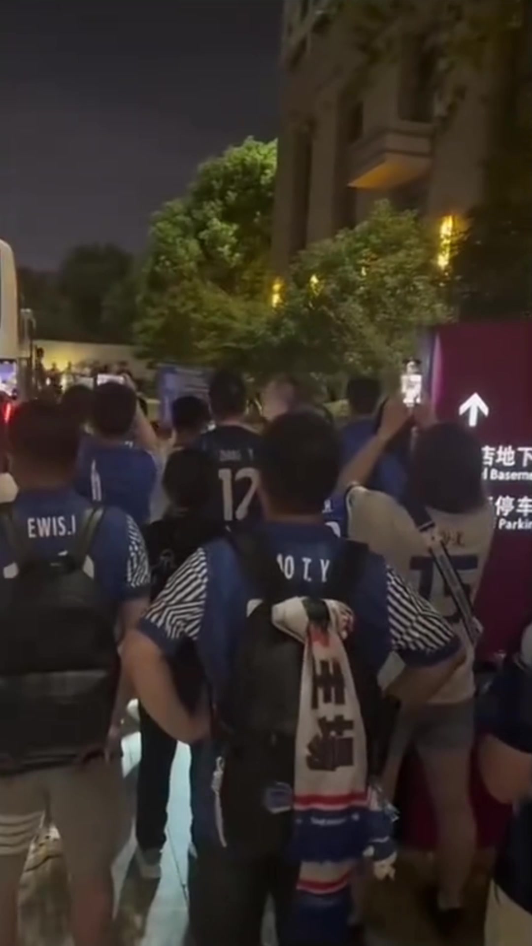 要不要脸解散输给三镇后申花球迷追到酒店门口骂球员